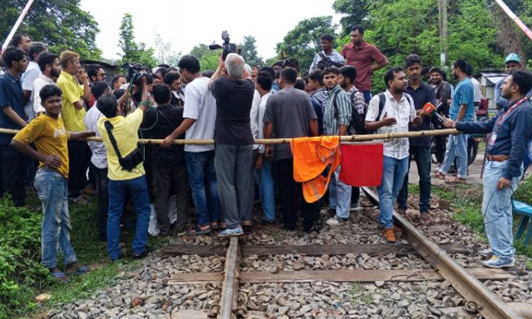 শিক্ষার্থীকে মারধরের ঘটনা রাজশাহীতে রেলপথ অবরোধ