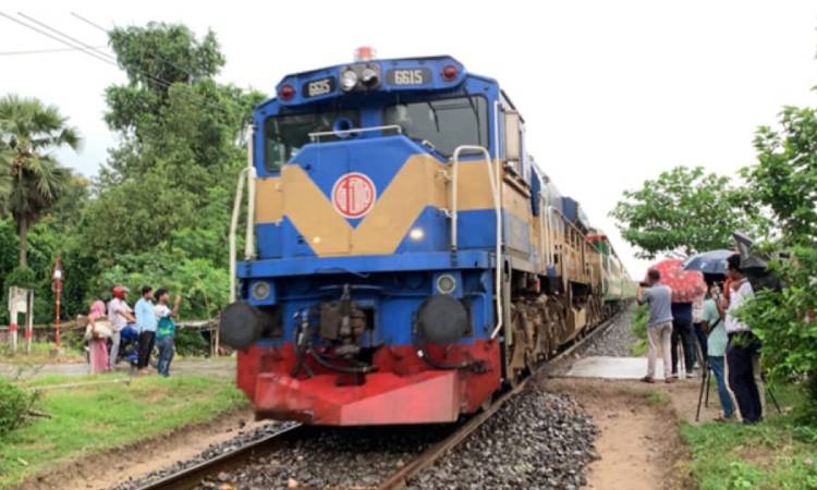 ৮ ঘণ্টা পর রাজশাহীর সঙ্গে রেল যোগাযোগ স্বাভাবিক