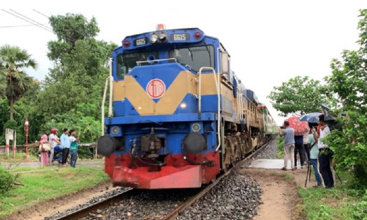 ৮ ঘণ্টা পর স্বাভাবিক রাজশাহীর রেল যোগাযোগ, টিটিই বহিষ্কার