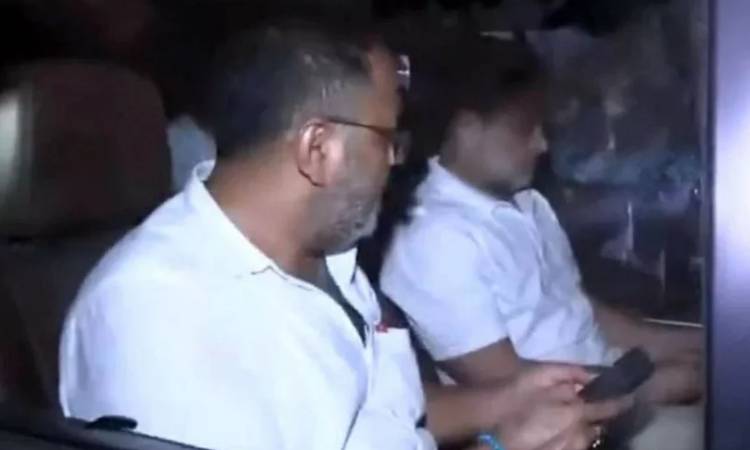 রাহুল-প্রিয়াঙ্কা গান্ধীকে ছেড়ে দিয়েছে পুলিশ
