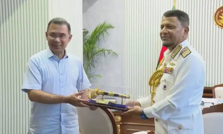 প্রধানমন্ত্রীর সঙ্গে বিদায়ী নৌবাহিনী প্রধানের সাক্ষাৎ