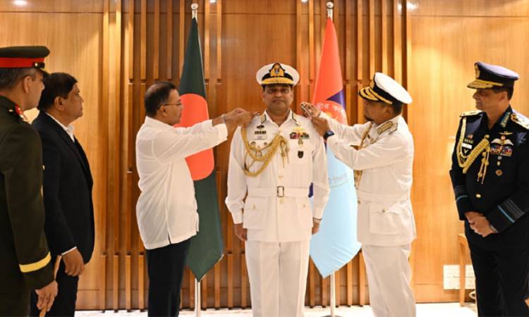 নবনিযুক্ত নৌপ্রধান মিসবাহ-উল-আজীমকে র‌্যাঙ্ক ব্যাজ পরালেন প্রধানমন্ত্রী