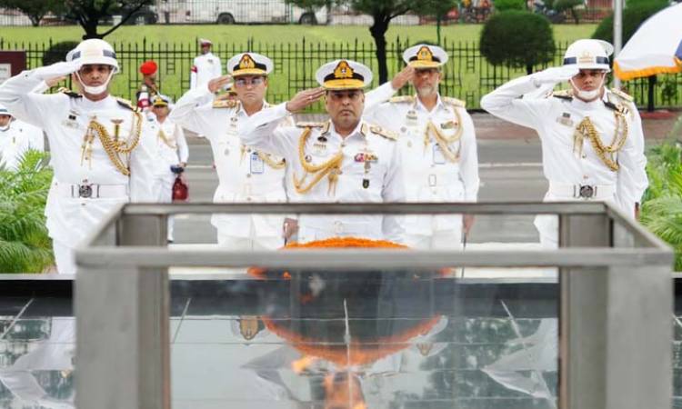শিখা অনির্বাণে শ্রদ্ধা জানালেন নবনিযুক্ত নৌবাহিনী প্রধান