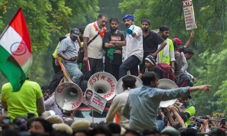 শিক্ষামন্ত্রীর পদত্যাগ ছাড়া আলোচনা নয়, অনড় ককরোচ পার্টি