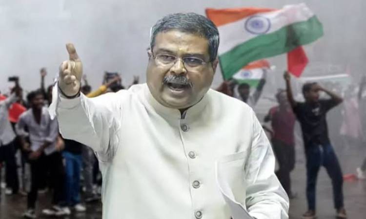 আন্দোলনের মুখে ভারতের শিক্ষামন্ত্রীর পদত্যাগ
