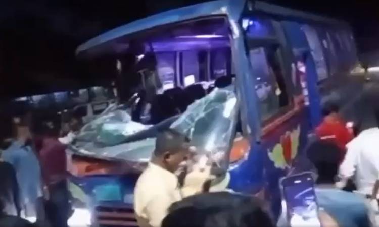 নিয়ন্ত্রণ হারিয়ে কুর্মিটোলা হাসপাতালে ঢুকলো বাস, নিহত ১