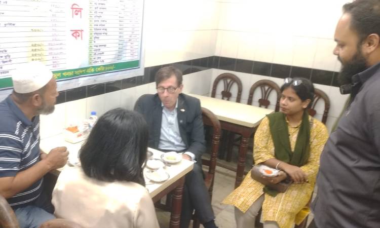 রাজশাহীর ঐতিহ্যবাহী মিষ্টান্ন ভান্ডারে ফ্রান্সের রাষ্ট্রদূত