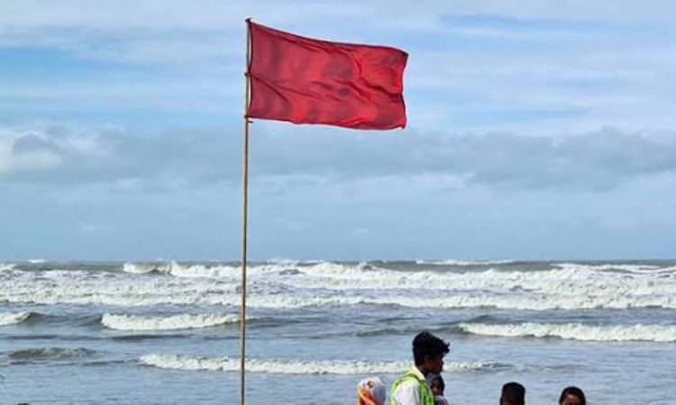 চার সমুদ্রবন্দরে ৩ নম্বর সতর্ক সংকেত