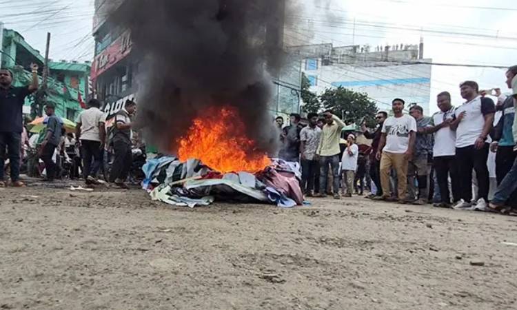 বগুড়ায় এনসিপি নেতাদের ব্যানার পুড়িয়ে ছাত্রদলের বিক্ষোভ