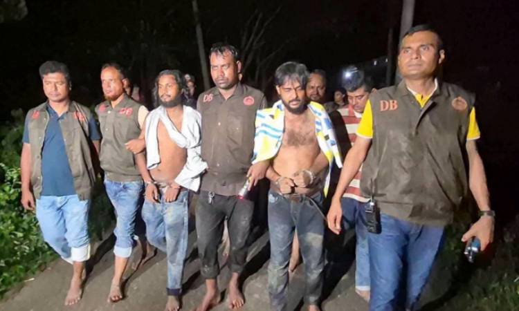 নদীর পাশে জঙ্গলে অভিযান, পিস্তল ও দেশীয় অস্ত্রসহ গ্রেফতার ৩