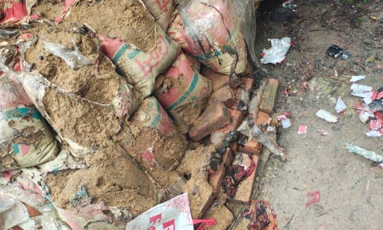 বালুর বস্তায় লুকানো বোমা বিস্ফোরণ, একই পরিবারের দগ্ধ ৩