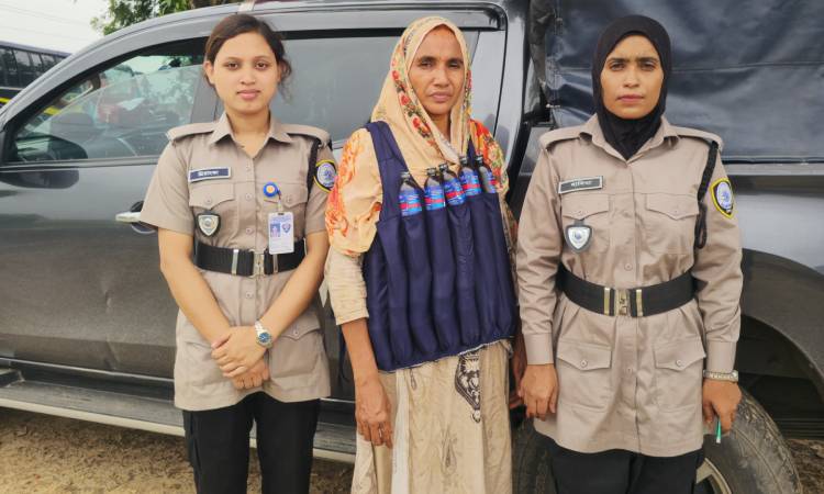 গোদাগাড়ীতে ৪০ বোতল ফেয়ারডিলসহ নারী মাদক ব্যবসায়ী গ্রেফতার