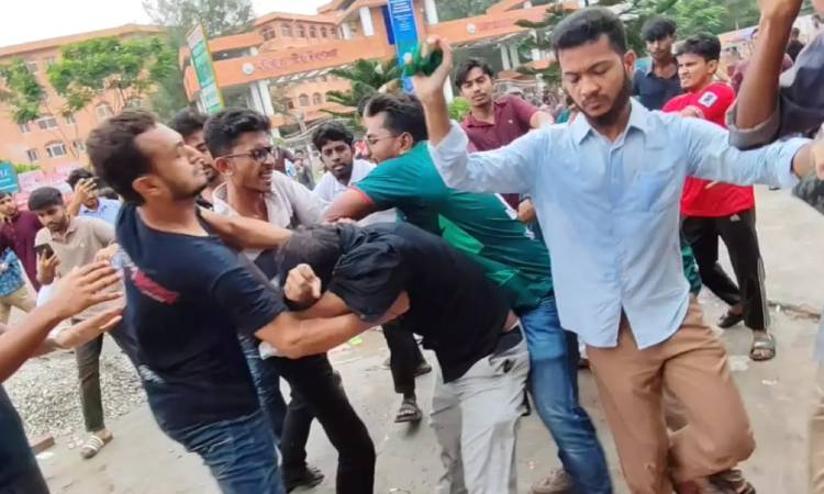 বরিশাল বিশ্ববিদ্যালয়ে ছাত্রদল-শিবির সংঘর্ষ, আহত ১০