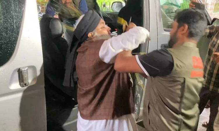 এনসিপি নেতা তানভীরের ওপর আদালত চত্বরে ডিম নিক্ষেপ