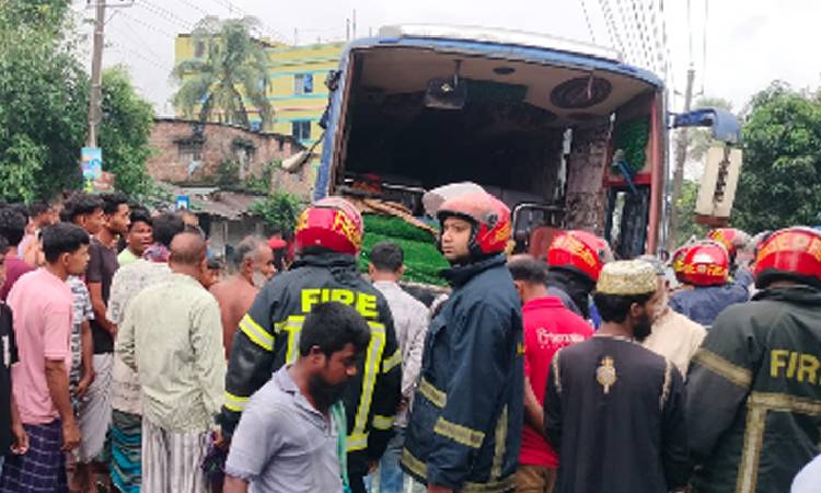 বগুড়ায় বাসচাপায় ৬ শ্রমিক নিহত, আহত ১৫