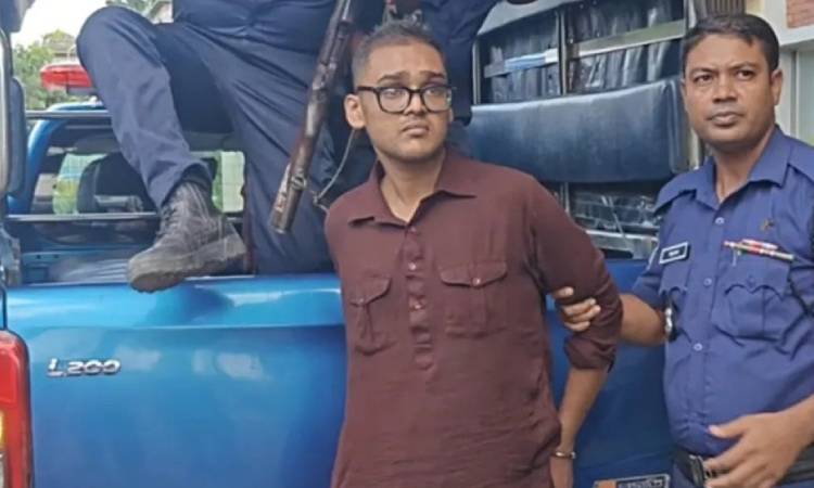 পর্যটনমন্ত্রীকে ধাক্কা দেওয়া যুবক পিস্তলসহ আটক