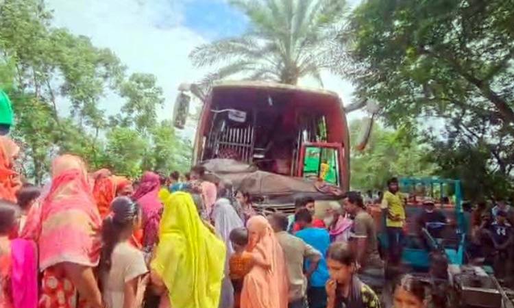 নাটোরে বাস-ট্রাক সংঘর্ষে নিহত ২