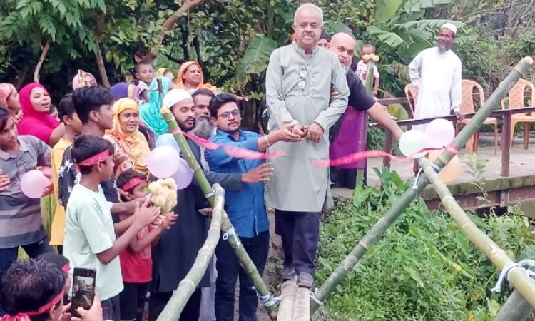 লাল ফিতা কেটে বাঁশের সাঁকো উদ্বোধন করলেন বিএনপি নেতা