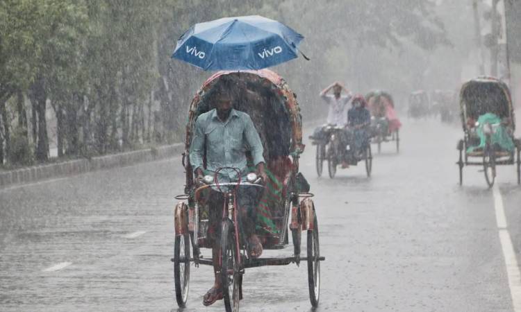 সাগরে লঘুচাপ, আট বিভাগে ভারী বৃষ্টির পূর্বাভাস