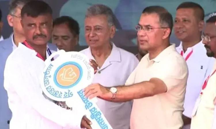 বন্যায় ক্ষতিগ্রস্তদের নতুন ঘরের  চাবি তুলে দিলেন প্রধানমন্ত্রী