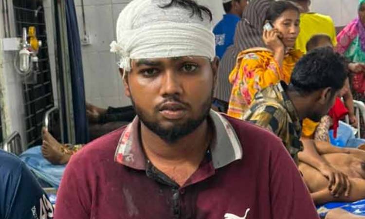 নিউমার্কেটে ফুটপাতে দোকান বসানো কেন্দ্র করে দুই গ্রুপের সংঘর্ষ, আহত ১৪