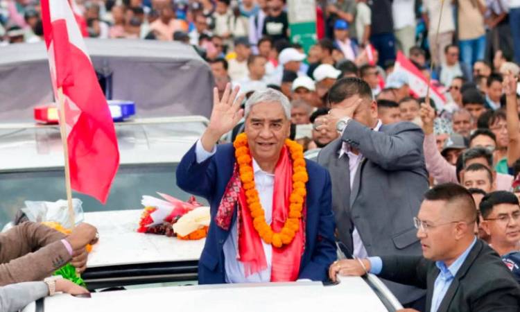 গ্রেফতারি পরোয়ানা মাথায় নিয়ে নেপালের সাবেক প্রধানমন্ত্রীর প্রত্যাবর্তন