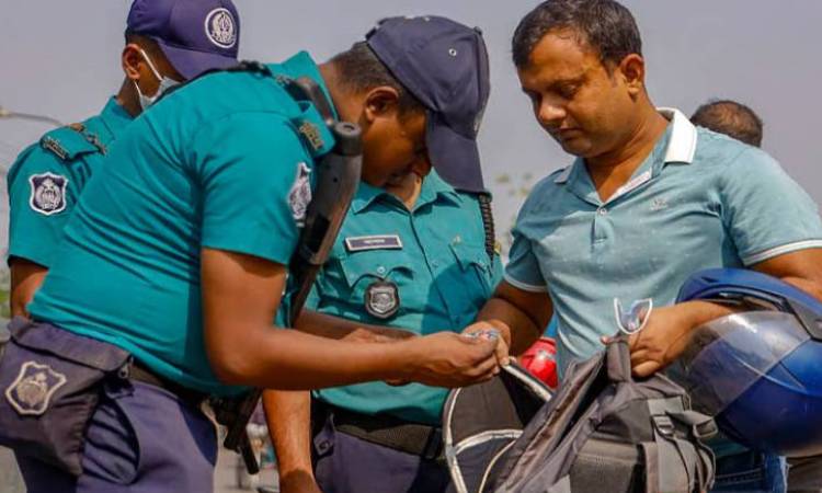১৫ আগস্ট ঘিরে ডিএমপির নিশ্ছিদ্র নিরাপত্তা, রাজধানীর প্রবেশপথে তল্লাশি