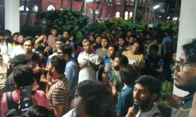 ঢাবির ফজলুল হক হল প্রভোস্টের পদত্যাগ দাবিতে  বিক্ষোভ