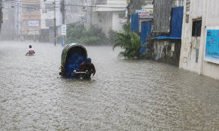 রাতের বৃষ্টিতে চট্টগ্রামে কোমরসমান পানি, পথে পথে ভোগান্তি