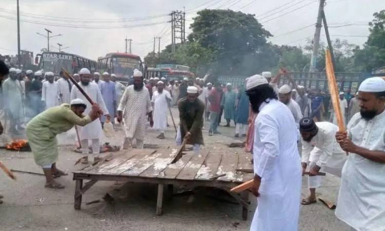 ঢাকা-চট্টগ্রাম মহাসড়ক অবরোধ করে ইসলামী যুব আন্দোলনের বিক্ষোভ