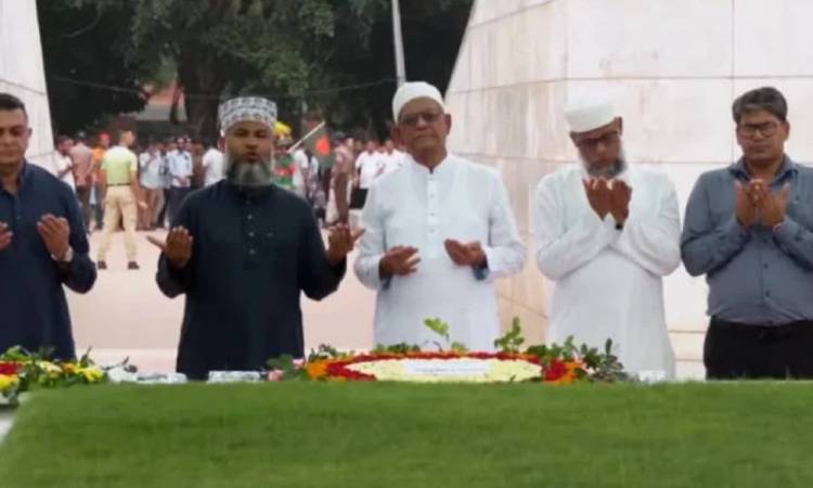 জিয়াউর রহমান ও খালেদা জিয়ার সমাধিতে রাষ্ট্রপতি মির্জা ফখরুলের শ্রদ্ধা