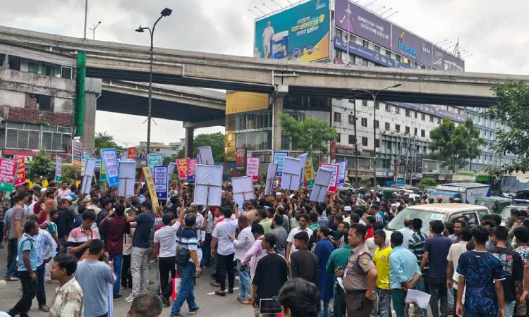 অবৈধ স্লিপার বাসের বৈধতার দাবিতে বনানী সড়ক অবরোধ