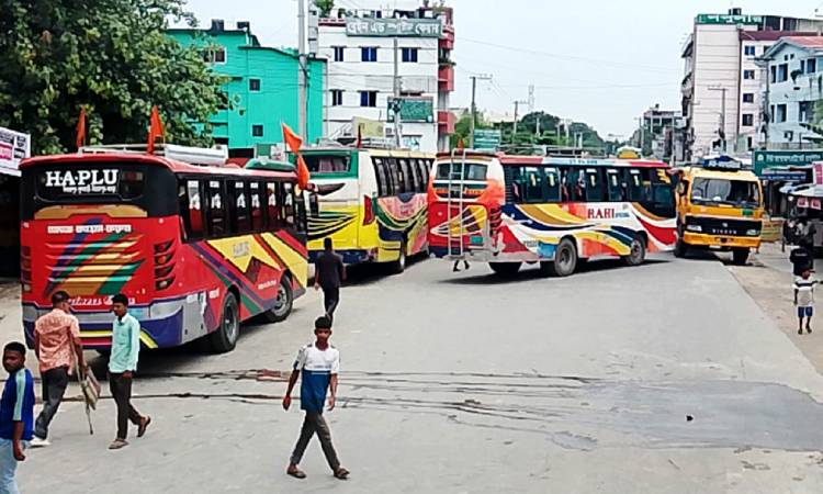 দিনাজপুরে সড়ক অবরোধ: সব রুটে বাস চলাচল বন্ধ