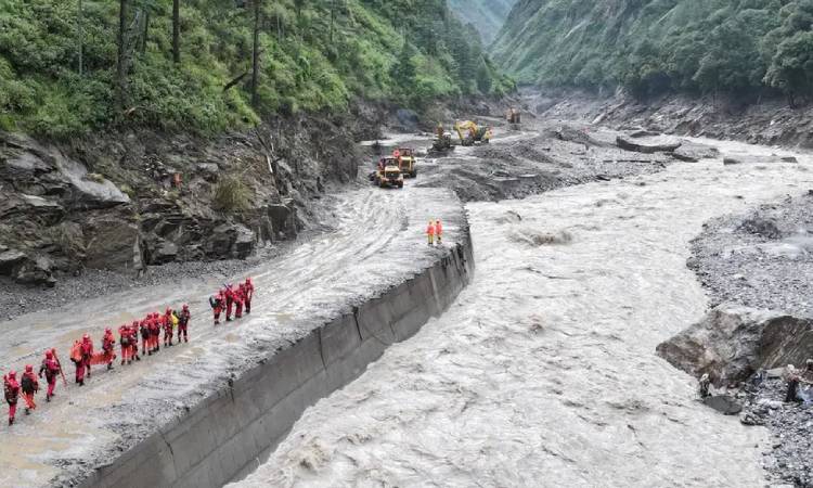 নেপাল-তিব্বত সীমান্তে ফের ভাঙল বাঁধ, উদ্ধারকাজ স্থগিত করল চীন