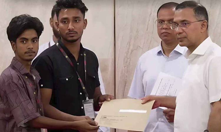 গুম-খুন ও জুলাই শহীদ-আহত ৭৪ পরিবারের হাতে চাকরির নিয়োগপত্র তুলে দিলেন প্রধানমন্ত্রী