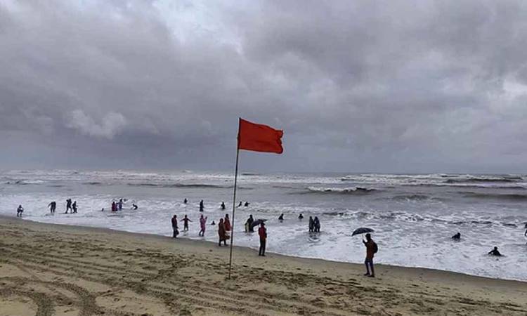 সাগরে লঘুচাপ, সমুদ্রবন্দরে ৩ নম্বর সতর্কতা জারি