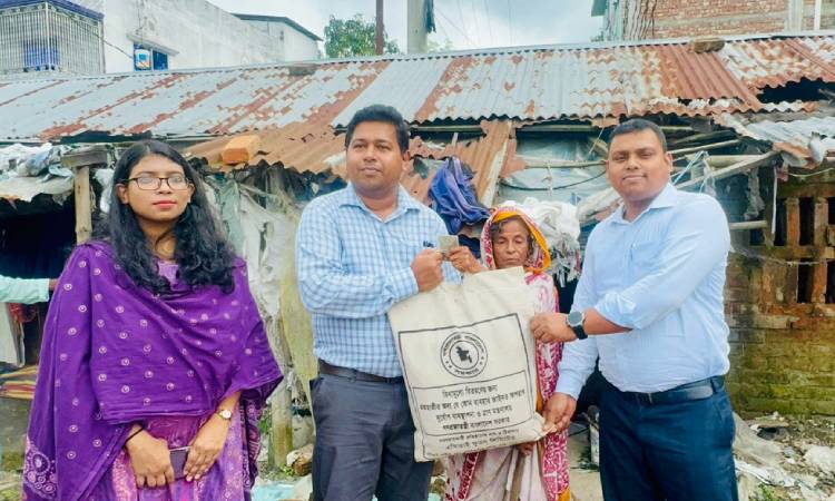 সিংড়ায় অসহায় দুই পরিবারের পাশে উপজেলা প্রশাসন