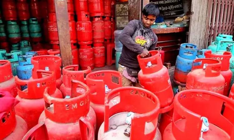 ১২ কেজি সিলিন্ডার গ্যাসের দাম কমলো ১৩ টাকা