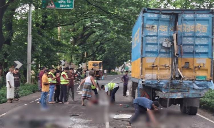 ফেনীতে দাঁড়িয়ে থাকা কাভার্ডভ্যানে বাসের ধাক্কা, নিহত ৩