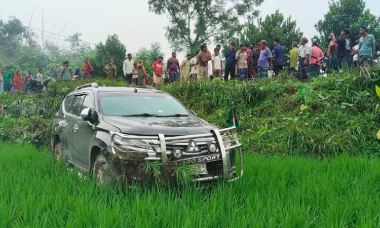 পথচারীকে বাঁচাতে ধানক্ষেতে প্রতিমন্ত্রীর গাড়ি, আব্দুল বারীসহ আহত ৪
