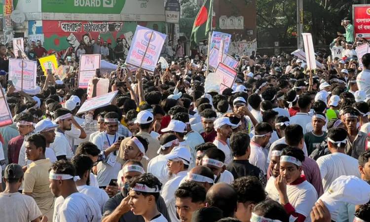 নোয়াখালী বিভাগ দাবিতে শাহবাগ অবরোধ, যান চলাচল ব্যাহত