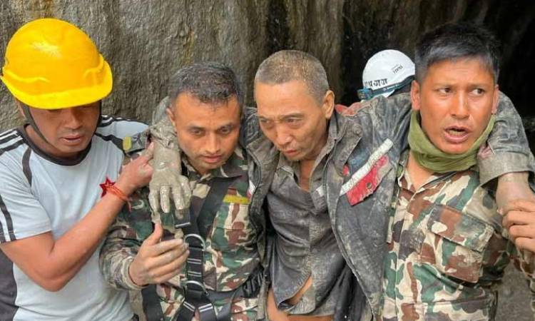 ১০ দিন পর নেপালের সুড়ঙ্গ থেকে চীনা নাগরিককে জীবিত উদ্ধার