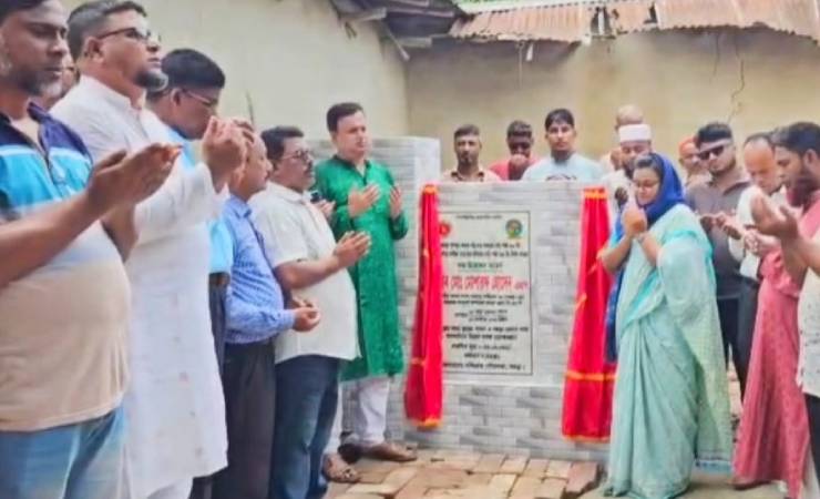 নন্দীগ্রামে ডেঙ্গু প্রতিরোধে পরিষ্কার-পরিচ্ছন্নতা অভিযান ও রাস্তা নির্মাণকাজ উদ্বোধন