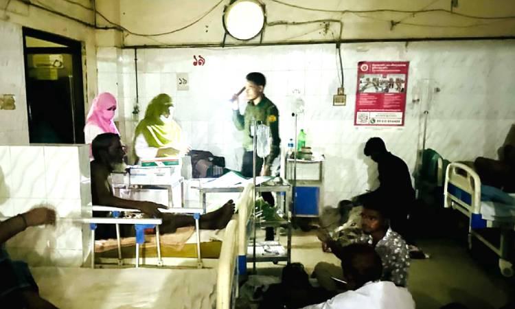 বিদ্যুতের অভাবে অন্ধকার হাসপাতাল, টর্চ লাইটে চলছে চিকিৎসা