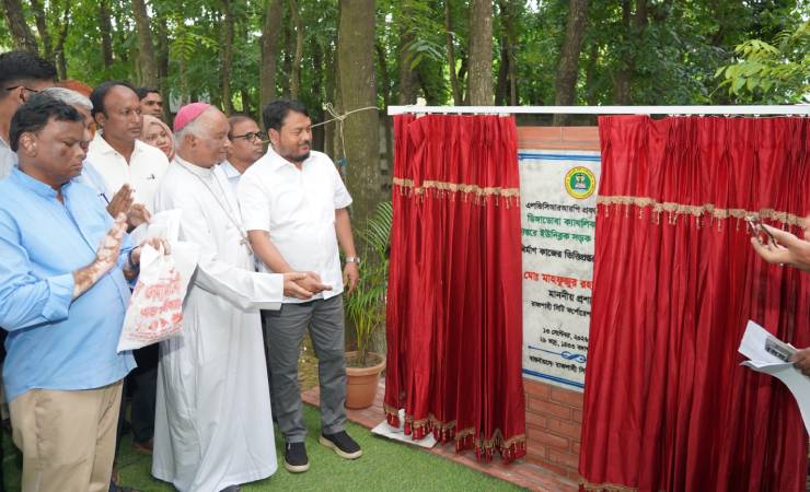 ডিঙ্গাডোবা ক্যাথলিক গোরস্থানে সড়ক ও ড্রেন নির্মাণ কাজের ভিত্তিপ্রস্তর স্থাপন