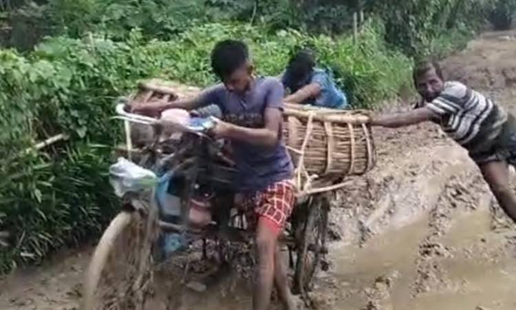 শত শত মানুষের দুর্ভোগ সিংড়ার দেড় কিলোমিটার কাঁচা রাস্তা