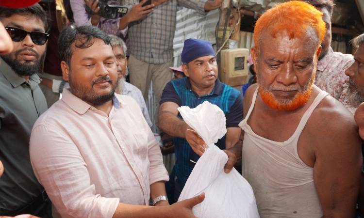 বিপদের সময়ে মানুষের পাশে দাঁড়ানো নৈতিক দায়িত্ব: রাসিক প্রশাসক