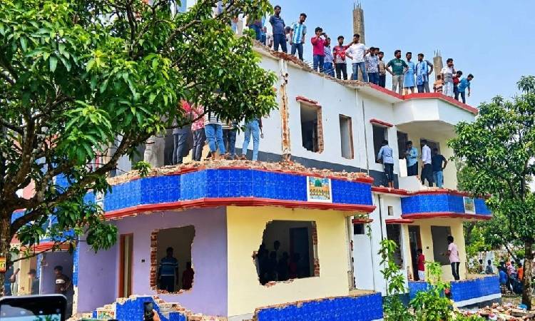 পুলিশের সামনেই ধর্ষকের বাড়ি গুঁড়িয়ে দিল বিক্ষুব্ধ জনতা