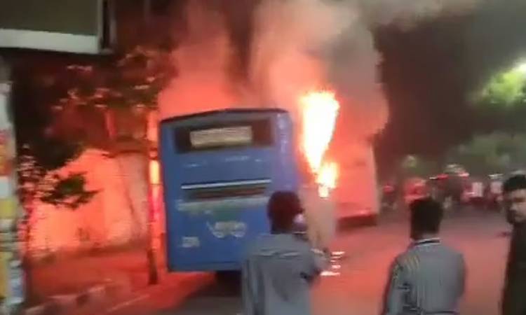 কাফরুল থানার সামনে বাসে আগুন