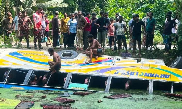 বরিশালে নিয়ন্ত্রণ হারিয়ে বাস পুকুরে, নিহত ১